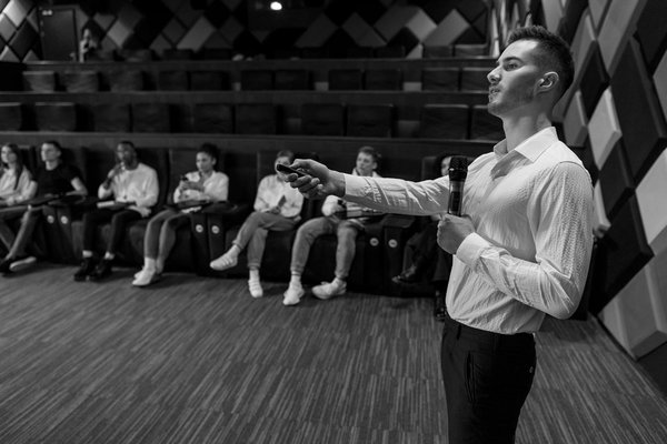 How can businesses use webinars as a tool for lead generation?