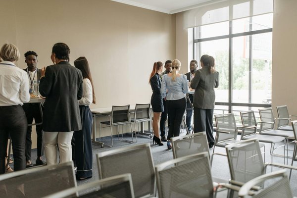 What are the advantages of joining a business networking group?